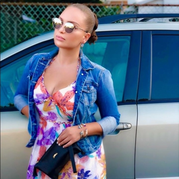 ✨ Meet your Posh Ambassador! ✨ - Picture 4 of 4